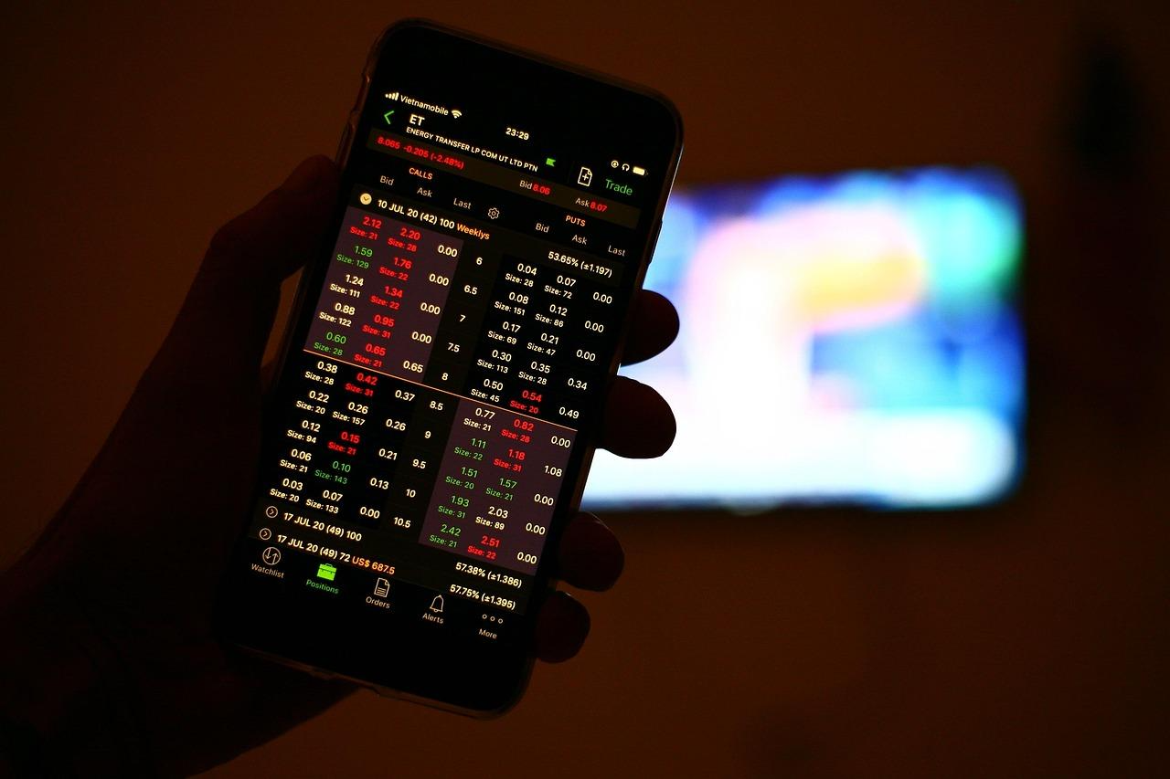 The Pros and Cons of Building a Career in Forex